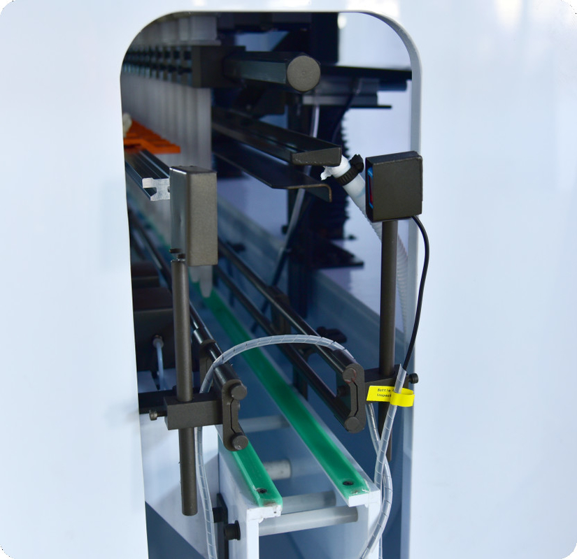 Mikrocomputer Inline-Antikorrosions-Schwerkraftflaschenfüllmaschine 100 ml 500 ml