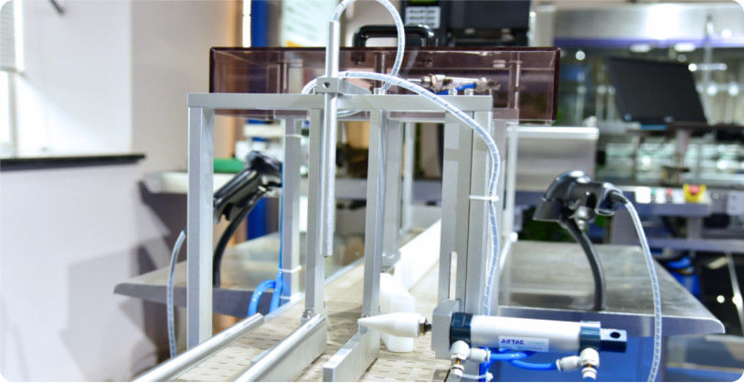 Automatische Abfüllmaschine für chemische Flüssigkeiten mit SPS-Steuerung und mehreren Fülldüsen für Abfüllvorgänge