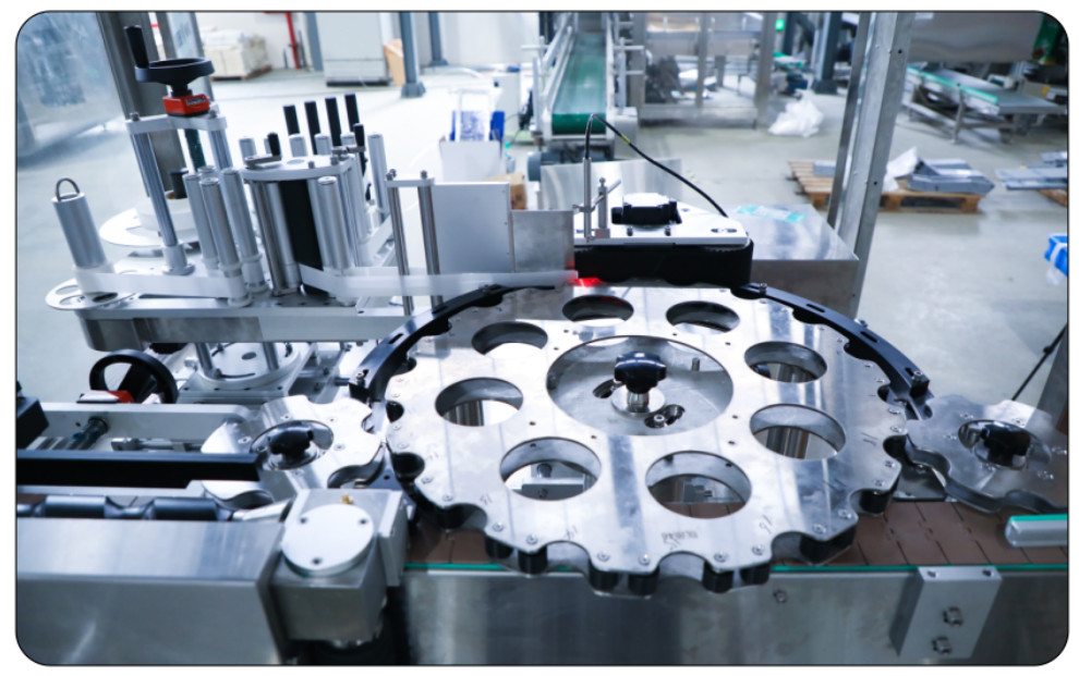 TN-200DH Rotationshöchstgeschwindigkeits-automatische Runde Flaschenkennzeichnungsmaschine für 5L-30L Flaschenfülllinie 10000 BPH