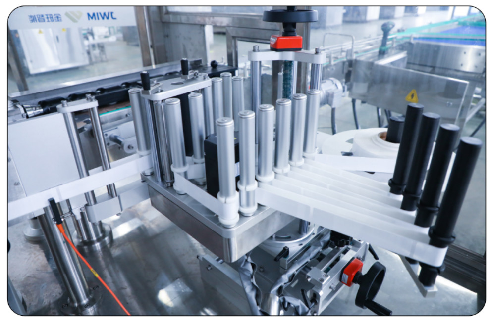TN-200DH Rotationshöchstgeschwindigkeits-automatische Runde Flaschenkennzeichnungsmaschine für 5L-30L Flaschenfülllinie 10000 BPH