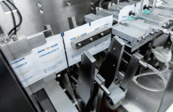 Kolbenflüssigkeitsabfüllmaschine, die Beutelformung, Befüllung, Versiegelung und Fertigprodukttransport in einem System integriert