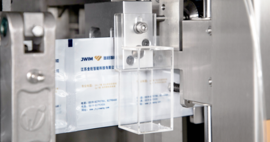 Kolbenflüssigkeitsabfüllmaschine, die Beutelformung, Befüllung, Versiegelung und Fertigprodukttransport in einem System integriert