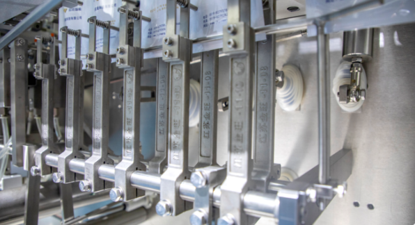 Kolbenflüssigkeitsabfüllmaschine, die Beutelformung, Befüllung, Versiegelung und Fertigprodukttransport in einem System integriert